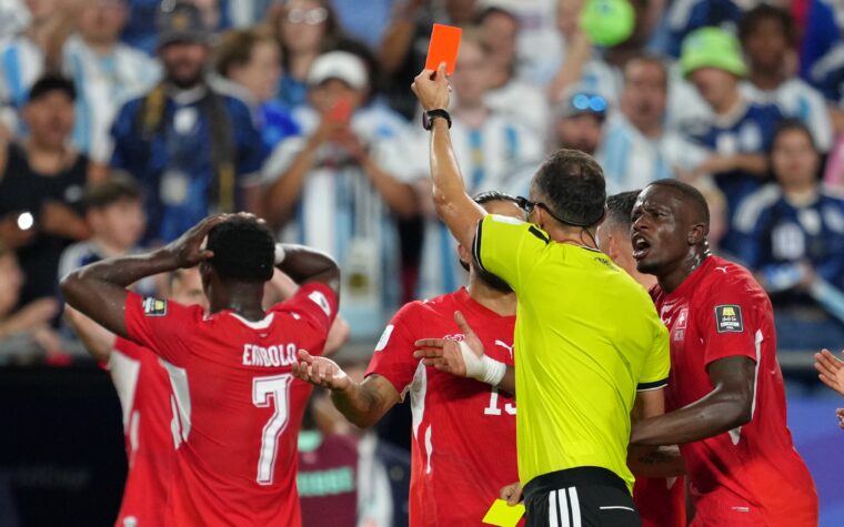Suiza critica árbitro após derrota para Argentina
