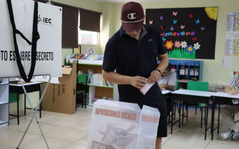 La democracia se erosiona en lugar de romperse de golpe