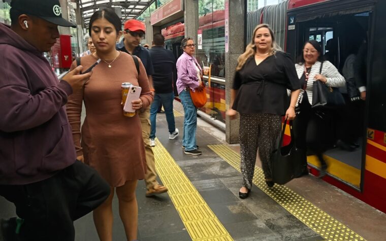 Colisão de Metrobús na estação Nuevo León deixa 16 feridos