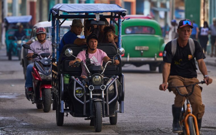 Bicis elétricas substituem carros em Cuba com triciclos solares