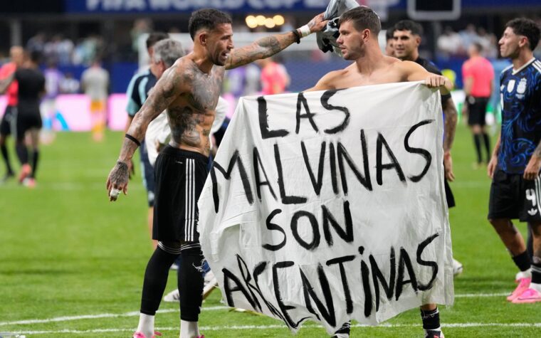 Messi comemora vitória contra Inglaterra com cartaz nas Malvinas