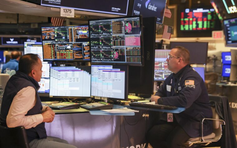 Wall Street fecha misto com tensão entre EUA e Irã e cautela no setor tecnológico